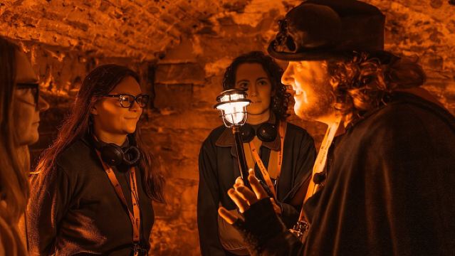 ทัวร์ผีกลุ่มเล็ก รวมห้องใต้ดินและเครื่องดื่มฟรีที่ Megget's Cellar