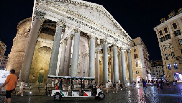 Divertente Tour in Golf Cart con Musica e Gelato a Roma