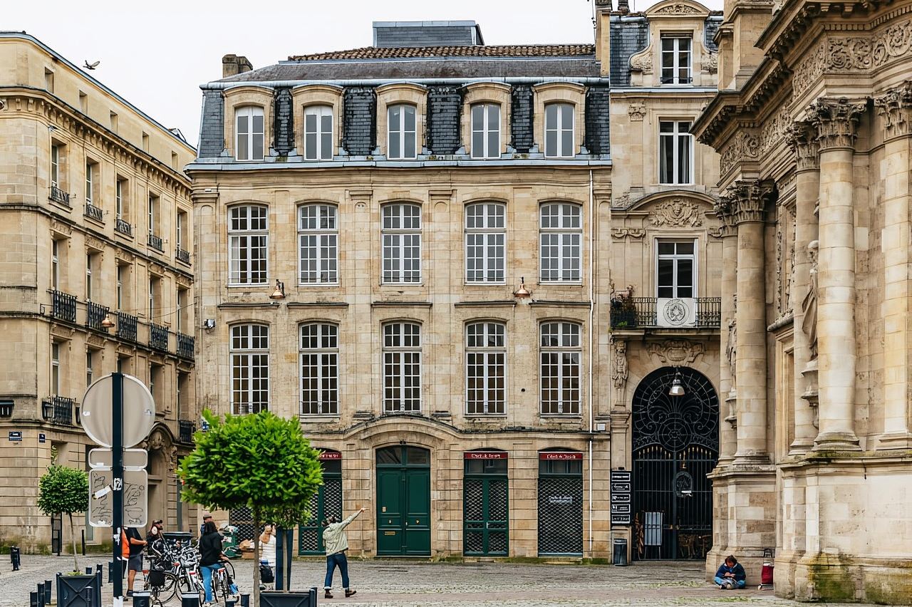 Bordeaux: Historic Center & Chartrons District Bike Tour