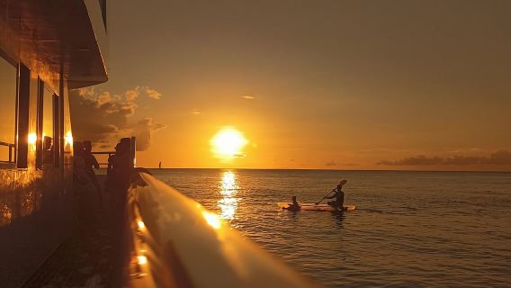 โบราเคย์: ปาร์ตี้เรือชมพระอาทิตย์ตกพร้อมของว่าง