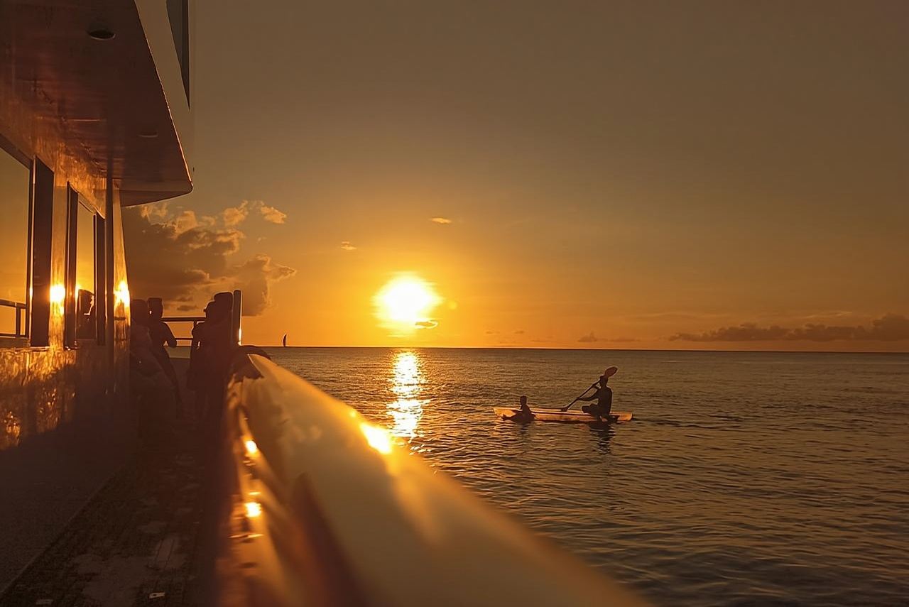 Boracay: Sunset Boat Party with Snacks