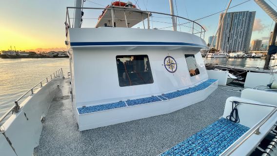 Oahu: crociera in barca con fuochi d'artificio a Waikiki da Oahu