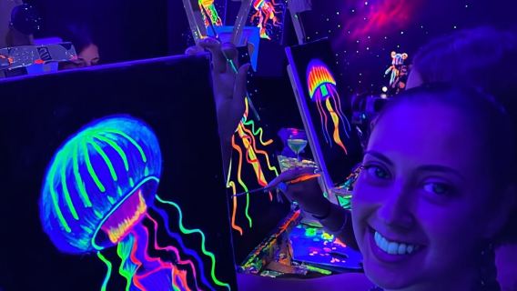 Barcelona: Taller de pintura fluorescente y vino