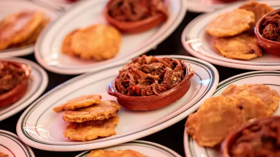 Miami Beach: Guided Bike Tour with Food Tasting (Adults)