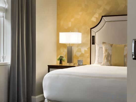 Fairmont Olympic Hotel Room Type - One-Bedroom King Suite with Bay View