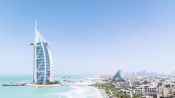 Esperienza all'interno della suite presidenziale del Burj Al Arab, l'iconico hotel a 7 stelle di Dubai, con tour interno. Opzioni disponibili per pacchetto con bibite analcoliche/tè pomeridiano/bevande premium/caffè con foglia d'oro.