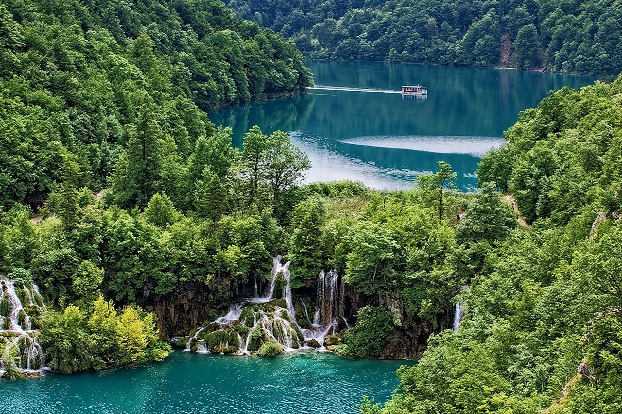 Plitvice Lakes Day Tour with Panoramic Boat Ride Ticket Reserved