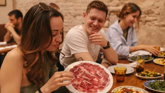 Barcellona: tour gastronomico guidato a piedi con tapas e vino