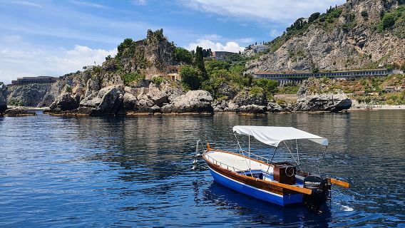 Tour privato di mezza giornata in barca con guida a Taormina