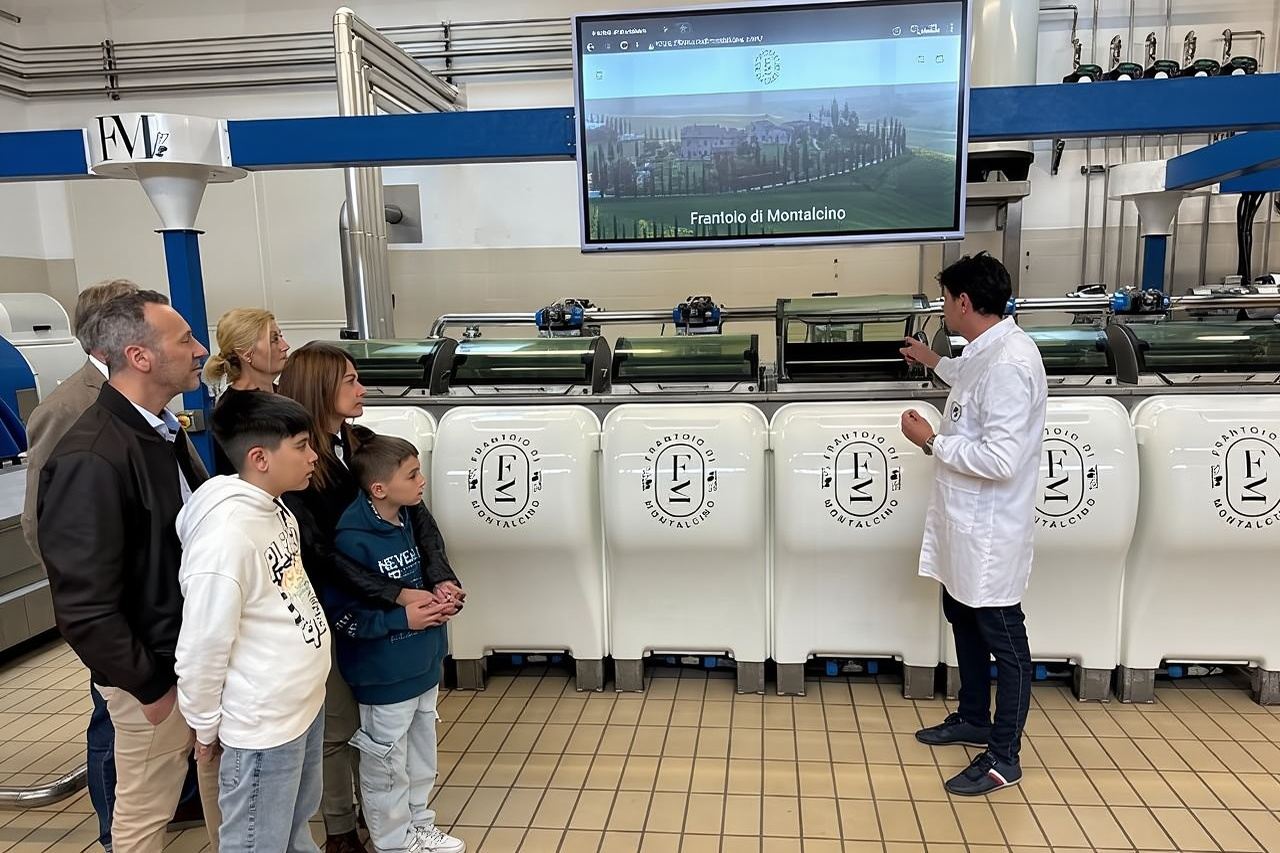 Frantoio di Montalcino에서 올리브 오일 투어 및 시식