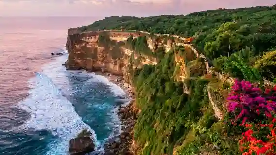 峇里島+烏魯瓦圖寺+烏魯瓦圖懸崖公路+金巴蘭海灘一日遊