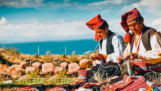 ทัวร์วันเต็มไปเกาะอูรอสและเกาะตากีเลจากปูโน พร้อมอาหารกลางวัน