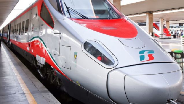 ローマからポンペイへの高速列車でのワイン＆ランチ付きガイドツアー