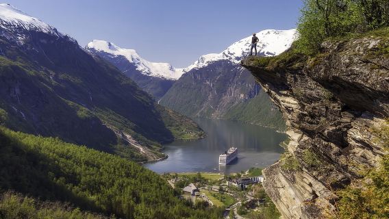 Geiranger: Recorrido en autobús con audioguía multilingüe
