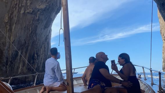 Capri: Paseo panorámico en barco con baño, limoncello y refrigerio