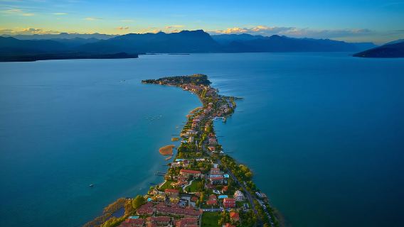 Dari Verona: Sirmione Boat Tour dengan Spritz Tasting