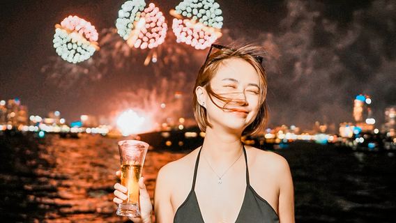 2026 Seven Plus Self-Operated Rhapsody Cruise Oud en Nieuw Extravaganza: Patong Coast Fireworks Night Cruise