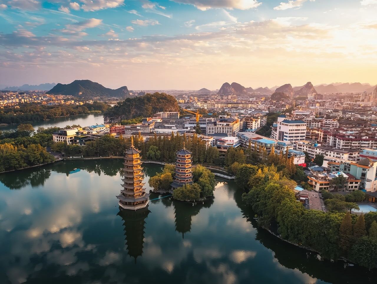 [Guangxi] Guilin Two Rivers and Four Lakes Sightseeing Cruise Ticket (Stunning Lakes & Mountains, Twin Pagodas Illuminating the Ancient City, Choice of Day Tour/Night Cruise, "City Within Scenery, Scenery Within City")