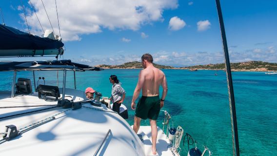 Von Palau oder La Maddalena: Katamaran-Ausflug nach La Maddalena