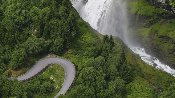 Flåm Signature GRAND TOUR: Fjord, Air Terjun & Jalan Stalheim