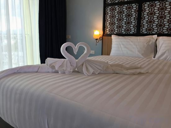 Phuket Chinoinn Hotel - Tap to explore photos