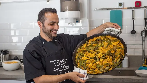 Sevilha: Aula Noturna de Culinária Espanhola — Paella, Tapas e Sangría