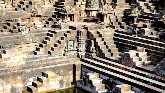 Tour privado en coche del pozo escalonado, el templo del sol de Modhera y el taller de tejido de saris Patola.