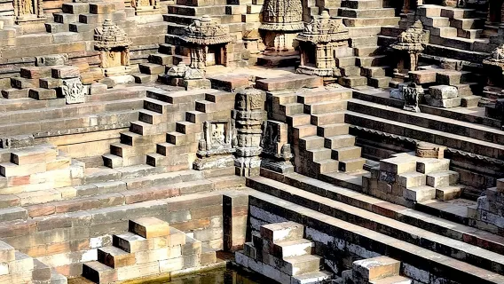 Visite privée en voiture du puits à degrés, du temple du Soleil de Modhera et d'un atelier de tissage de saris Patola.