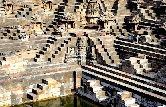 乘車私人遊覽階梯井、莫德拉太陽神廟和帕托拉紗麗織造廠