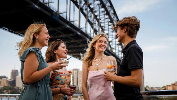 Croisière-bar à cocktails dans le port de Sydney avec plateau de charcuterie