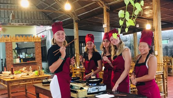 ตลาดท้องถิ่นฮอยอันและชั้นเรียนทำอาหารหมู่บ้านผัก