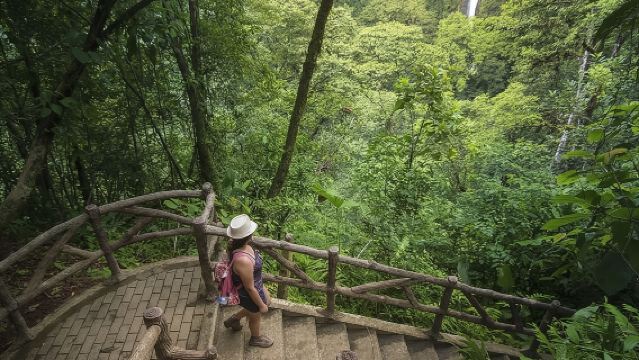 Formule 3 en 1 : Cascade de La Fortuna, ponts suspendus, spa thermal au départ de San José