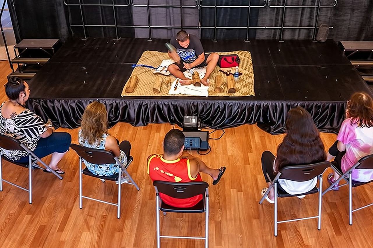 Maui: dimostrazione di intaglio del legno polinesiano