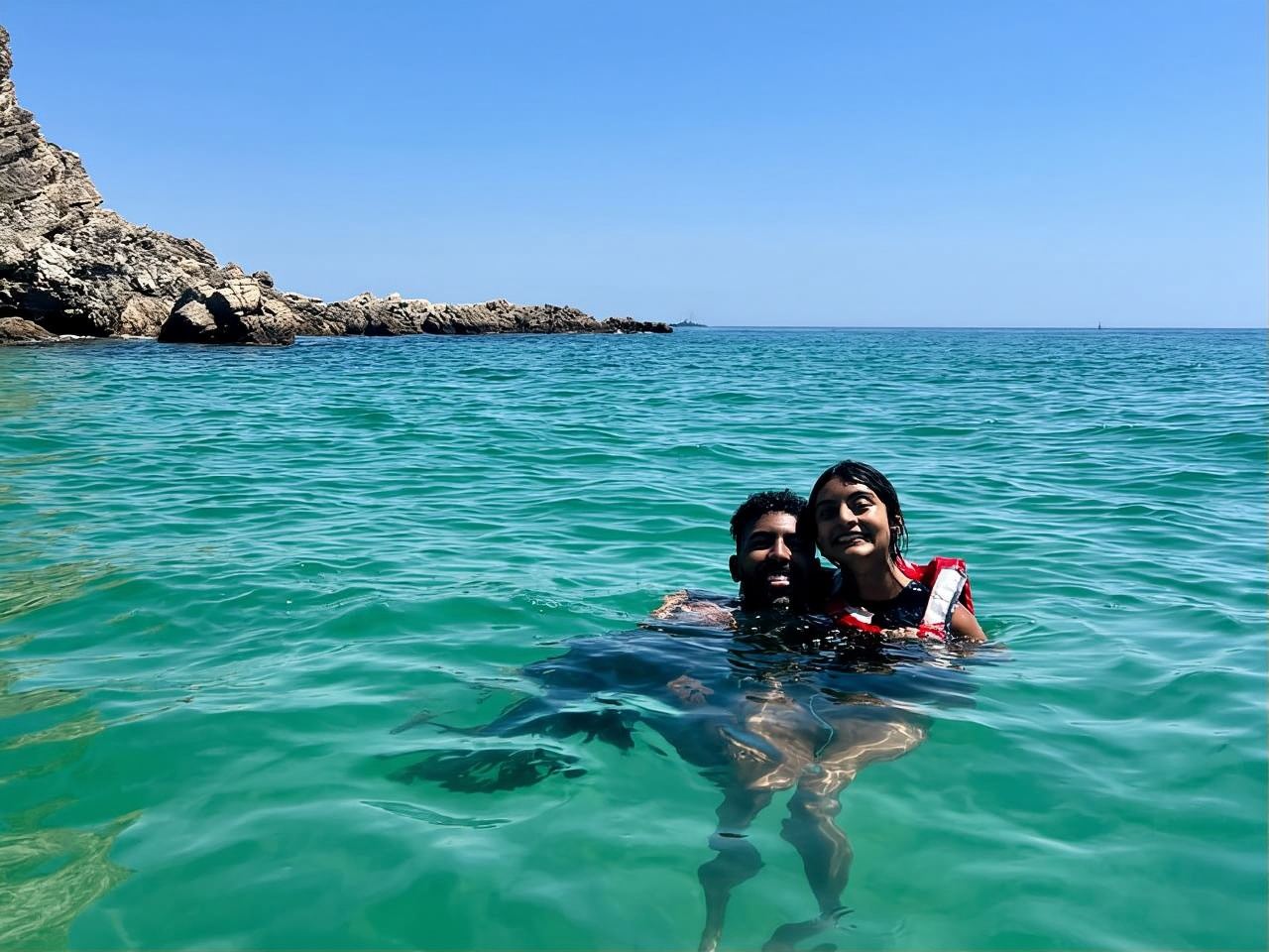 Sesimbra: tour in barca delle spiagge e delle grotte di Arrábida con snorkeling