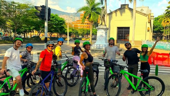 Medellin: Tour xe đạp thành phố với đồ uống và đồ ăn nhẹ Colombia