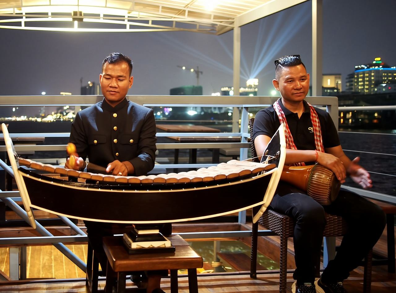 Phnom Penh: Mekong Sunset Dinner Cruise with Live Music