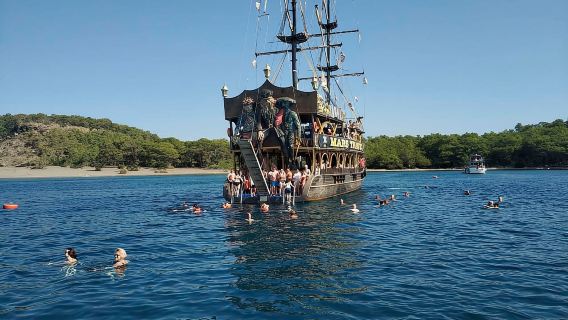 Alanya: gita in barca pirata con pasto, bevande e possibilità di ritiro