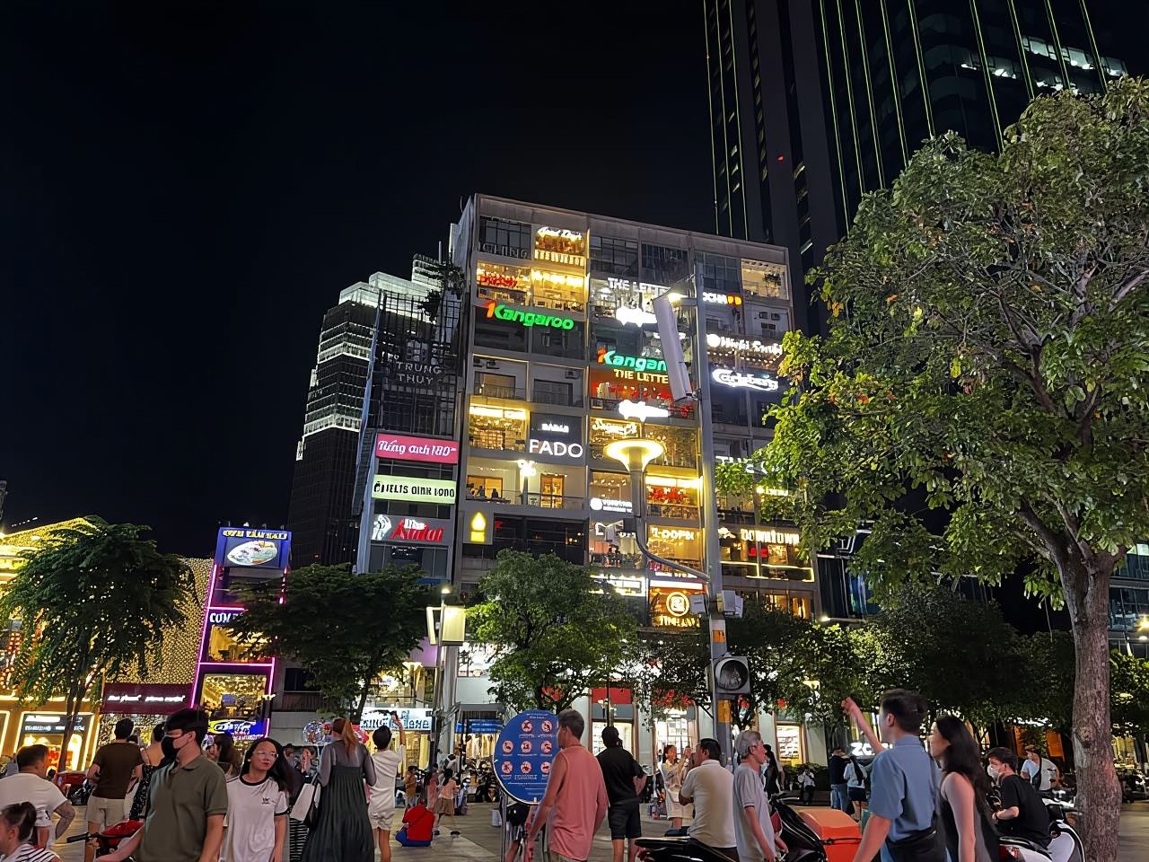 活気あふれるサイゴン川観光クルーズ + ガイド付きウォーキングツアー