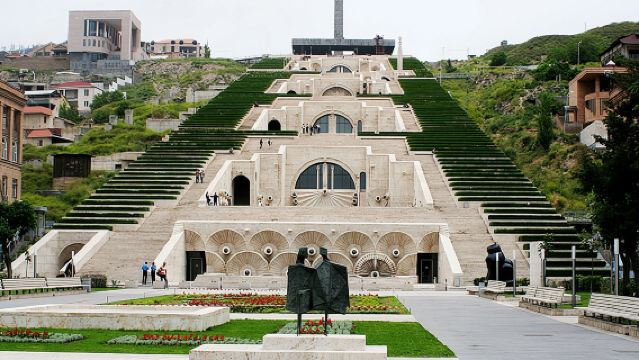 Excursión de un día con servicio de coche privado con conductor al Museo del Genocidio Armenio, el lago Sevan y el Complejo Cascade de Ereván
