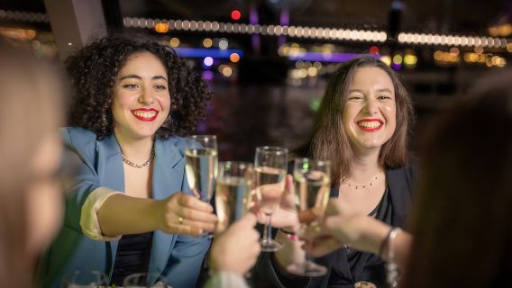 Билет на корабль/лодку/катер + ужин + шоу на прогулочном судне по Темзе в Лондоне, Великобритания