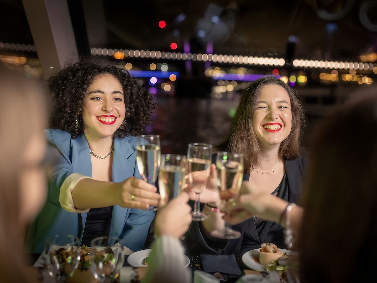 Billete de barco + cena + espectáculo para el crucero turístico por el río Támesis en Londres, Reino Unido