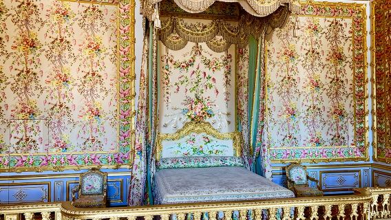 Versailles Palace & Marie-Antoinette's Estate Private Guided Tour with Lunch