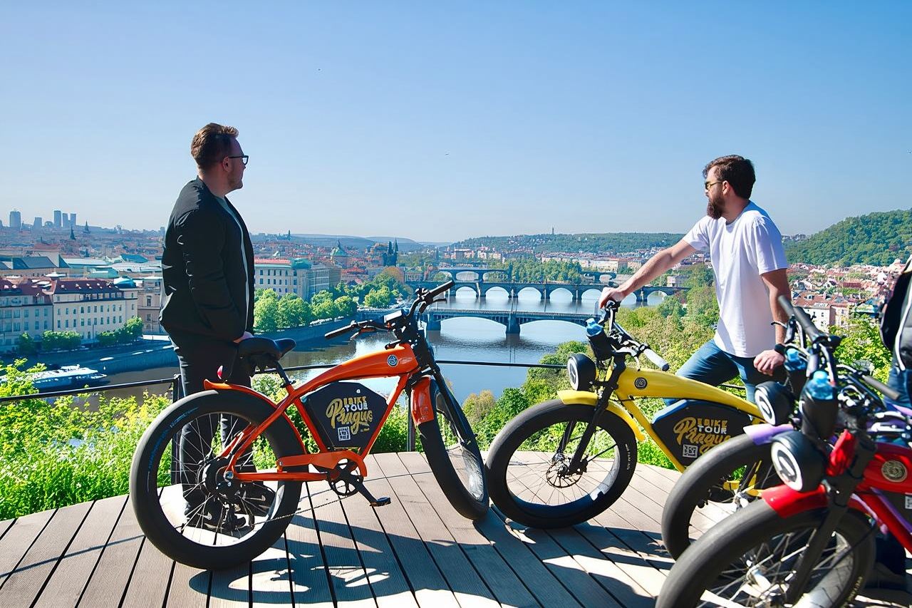 TOUR IN E-BIKE: 10 monumenti e punti panoramici imperdibili a Praga 1-8per.