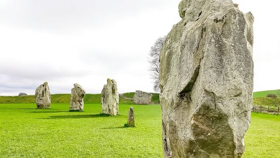Avebury and Stonehenge day tour from London