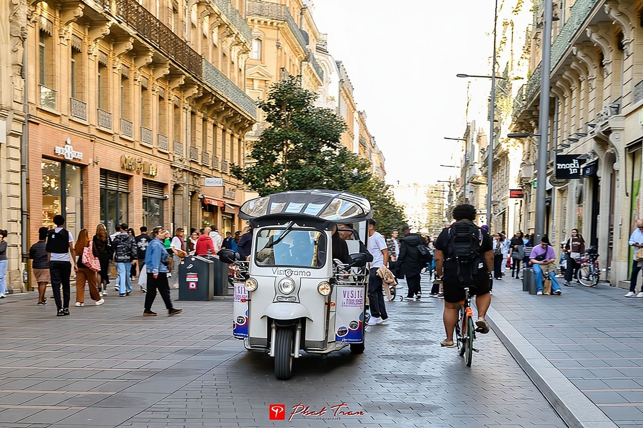 Toulouse Tour in Electric Tuk Tuk