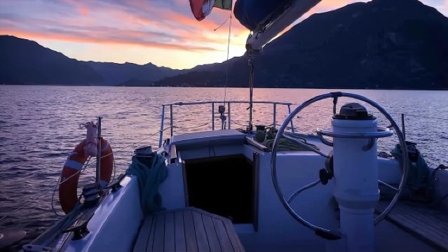 Segeltörn bei Sonnenuntergang auf dem Comer See mit privatem Skipper