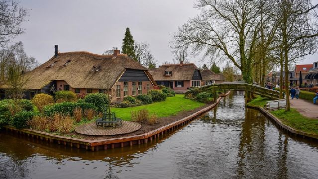 Giethoorn Guided DayTrip from Amsterdam