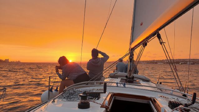Excursión en barco al atardecer en Lisboa con historia y vino (grupo reducido)