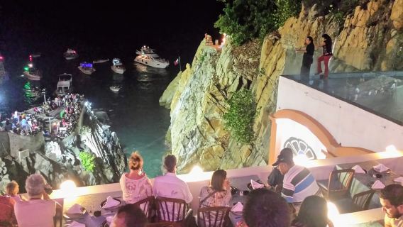 Mostra Sunset High Cliff Divers con diverse opzioni,