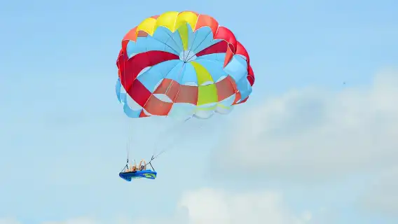 Cancún: Skyrider Parasailing Experience